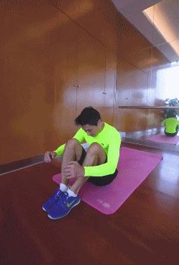 何家劲62岁帅气视频,年轻时的何家劲到底有多帅