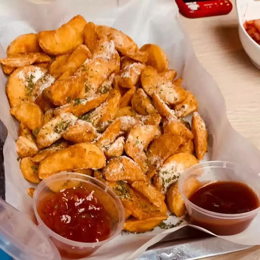 广州爆火的韩国年糕火锅 (韩国美食一条街部队火锅)