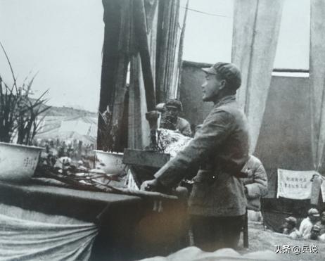 张国华逝世时，年仅58岁，周总理机场迎接骨灰，潸然泪下