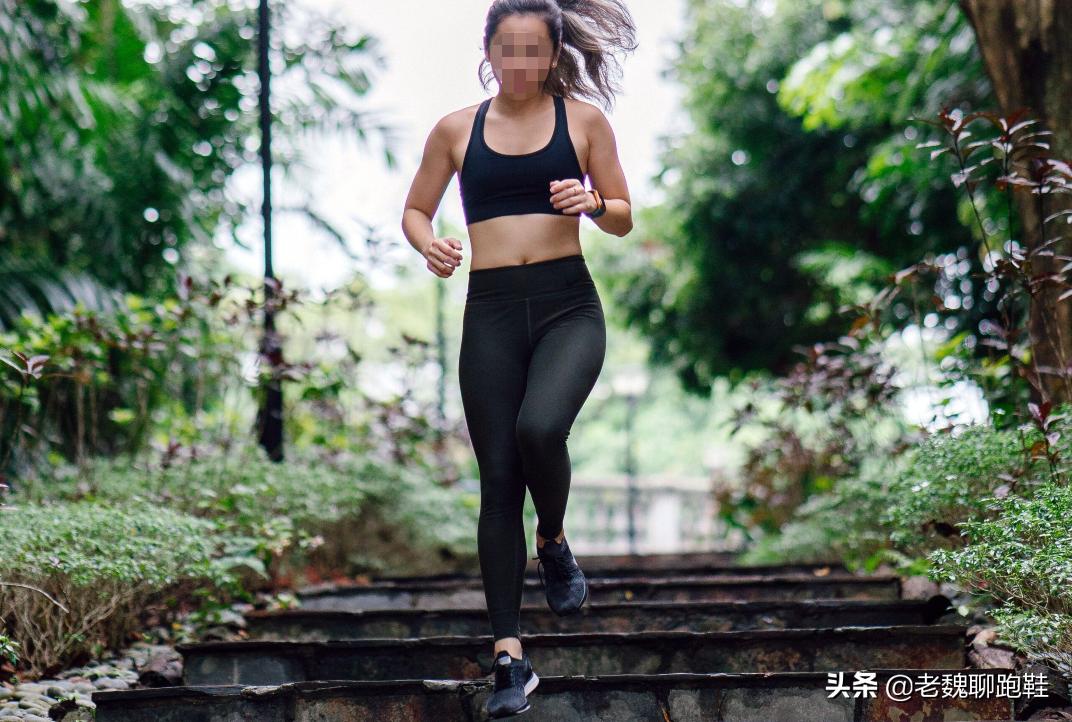 网上买鞋和实体店有味道吗,去实体店买跑鞋怎么选