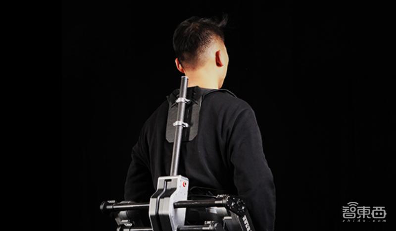 一个人背100斤外卖上楼不叫事,人工智能机器人送餐视频