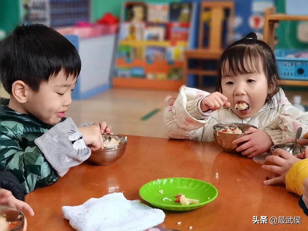 孩子开学生活步入正轨视频,开学后的校园生活