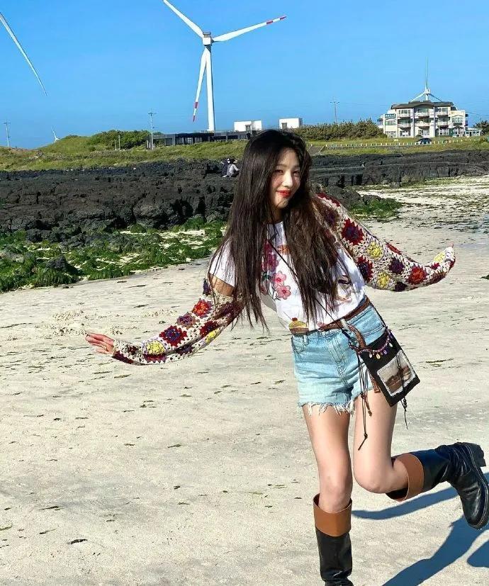 杨幂穿连体短裤时尚大片,杨幂现身粉色风衣配短裤