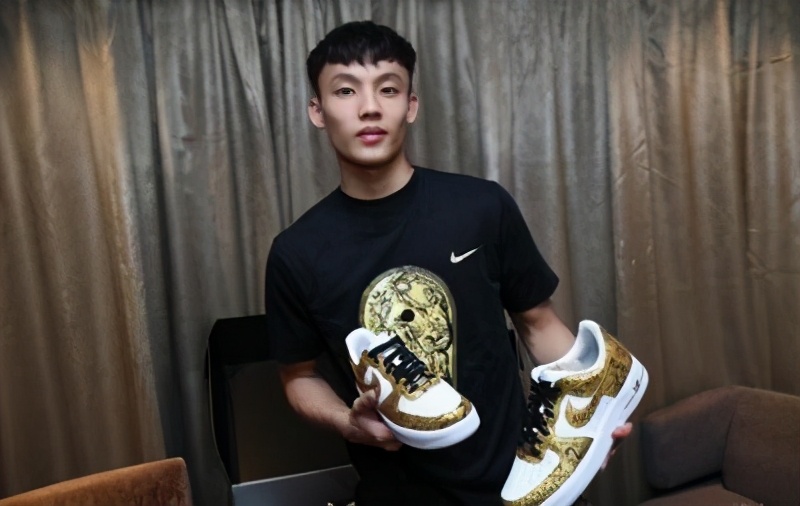 郭艾伦加盟北京男篮,cba球员签约品牌球鞋