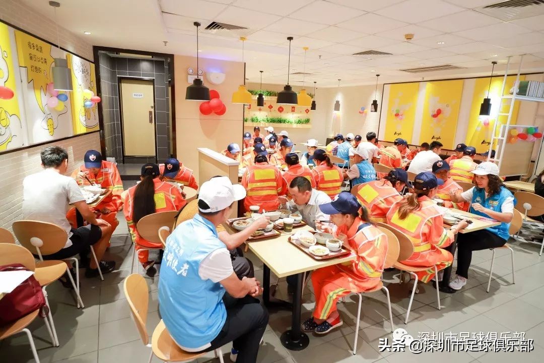 爱心志愿者为环卫工人送餐,暖心志愿者为环卫工人送上爱心粥