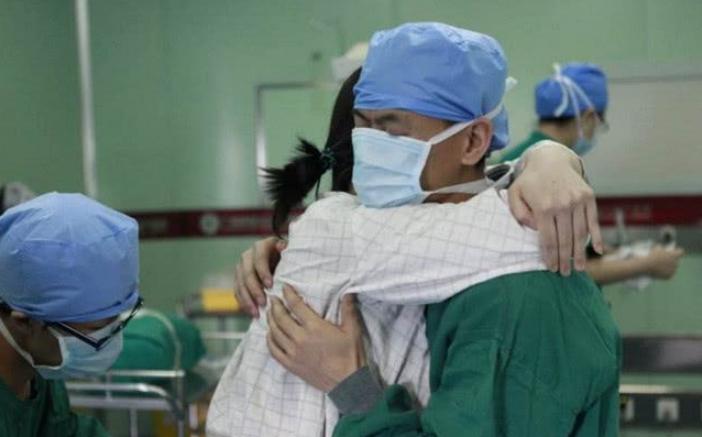 老婆开宫口的时候应该做些什么,妻子临产丈夫这样做大快人心