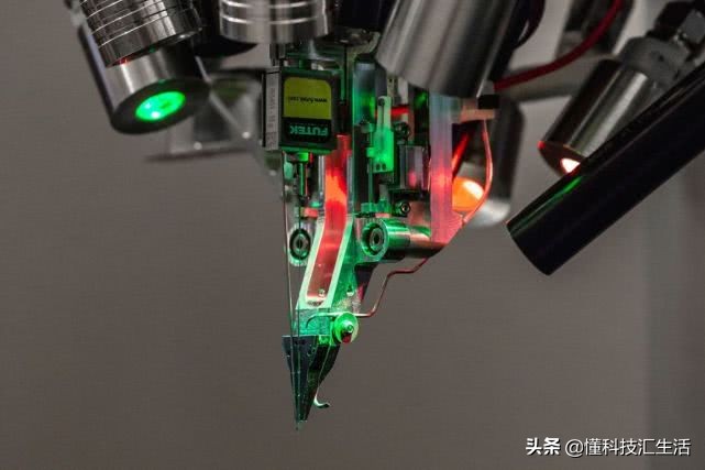 最新科技前沿技术人工智能,科幻中的脑机接口技术