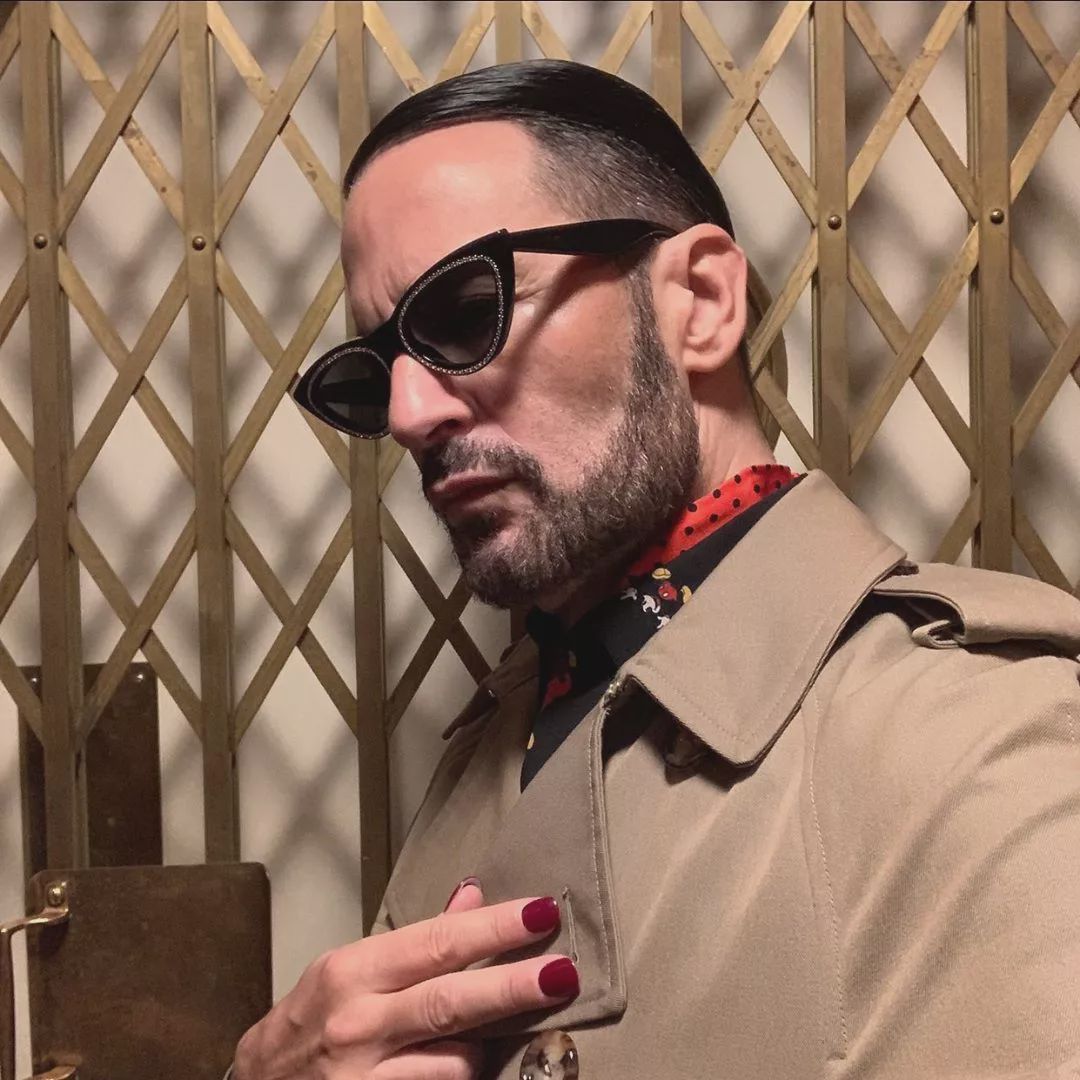 marcjacobs是哪个品牌设计师,marcjacobs设计师蓝色脖饰