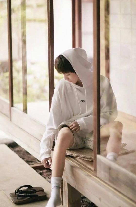 王俊凯长筒马靴写真,王俊凯穿长筒靴的照片