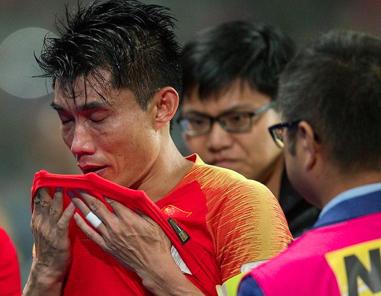 心疼！38岁老将拼尽全力却无力回天赛后采访落泪对球迷说对不起