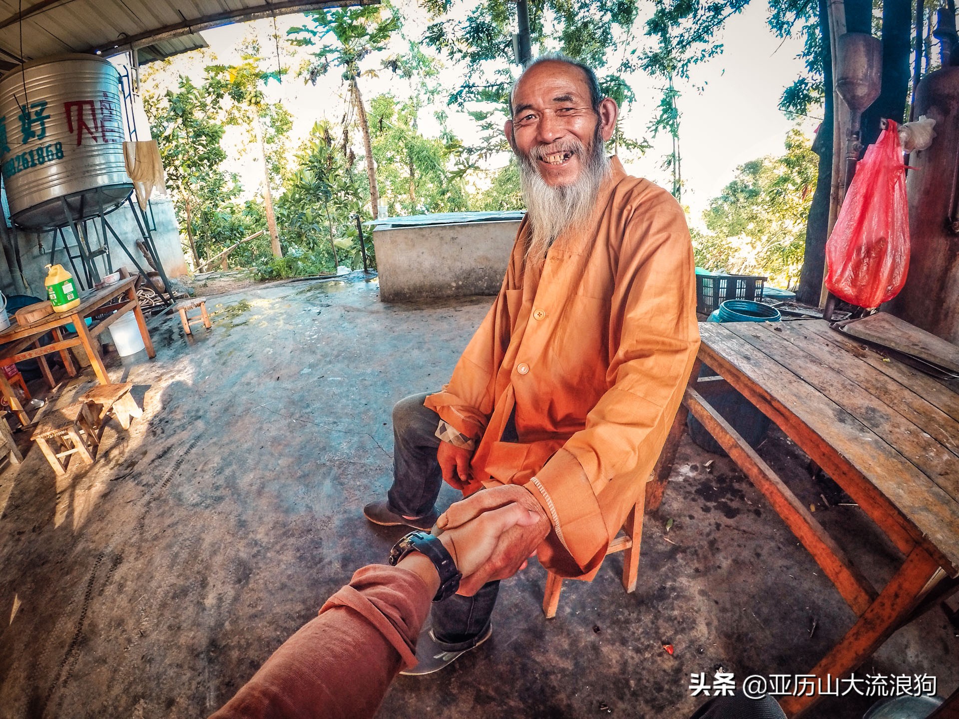 我流浪到中缅边境，发现一座奇特的寺庙，修行的僧人竟都是孩童