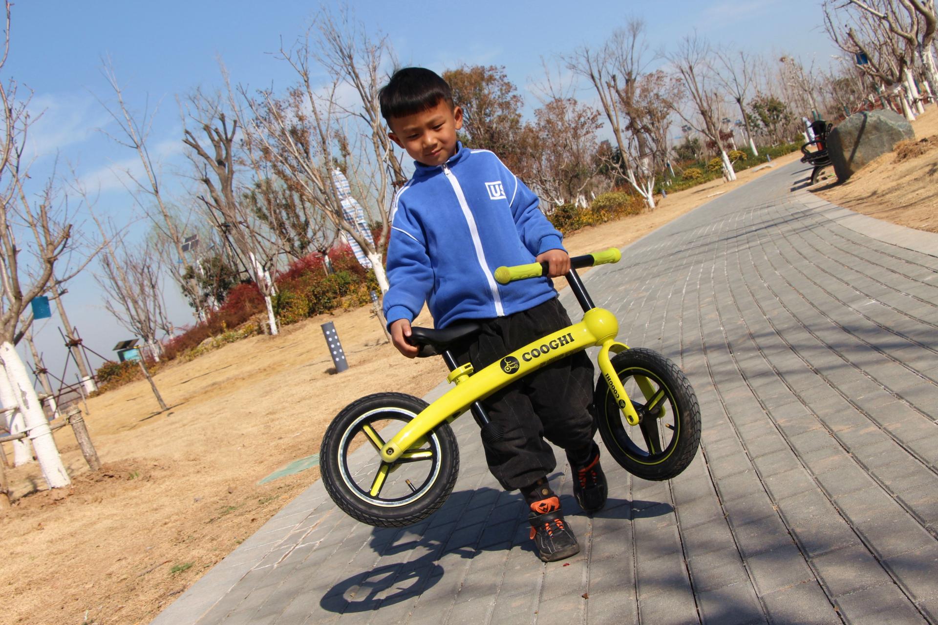 萌娃骑平衡车的视频,萌娃运动平衡车