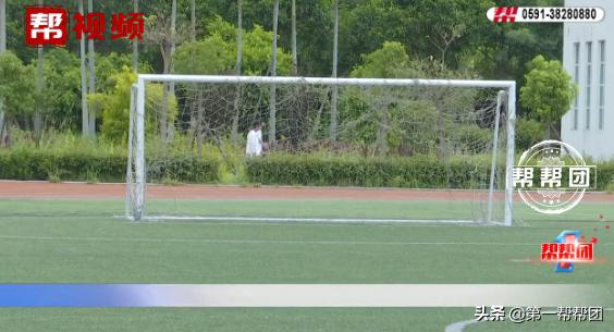 3岁女童被倒下足球门砸死,学校球架倒塌砸死3岁女童