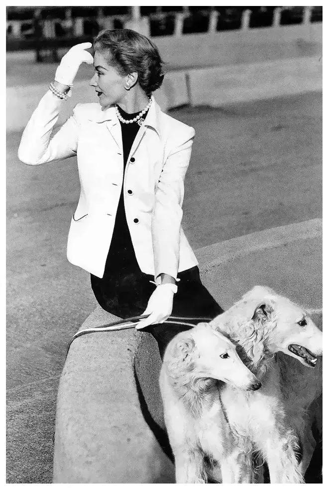 21岁离婚，后成为YSL的灵感缪斯，这个法国女人美了近半个世纪