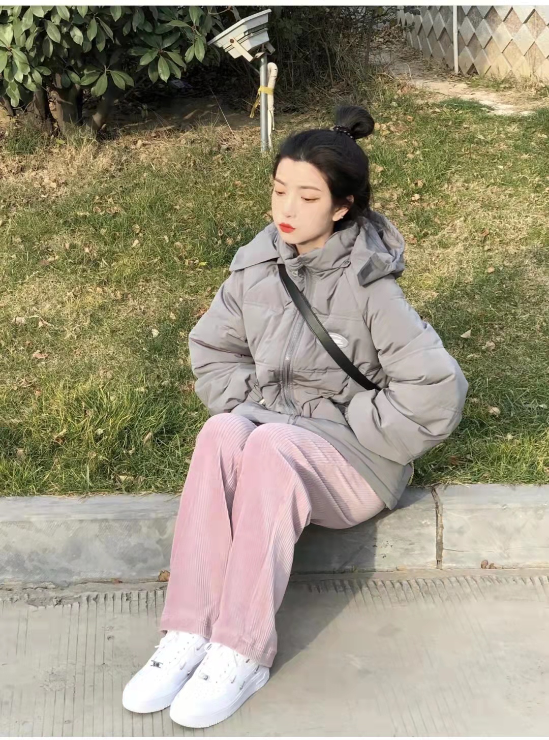 男生粉色衣服搭配什么颜色裤子,粉色针织衫搭配什么颜色裤子