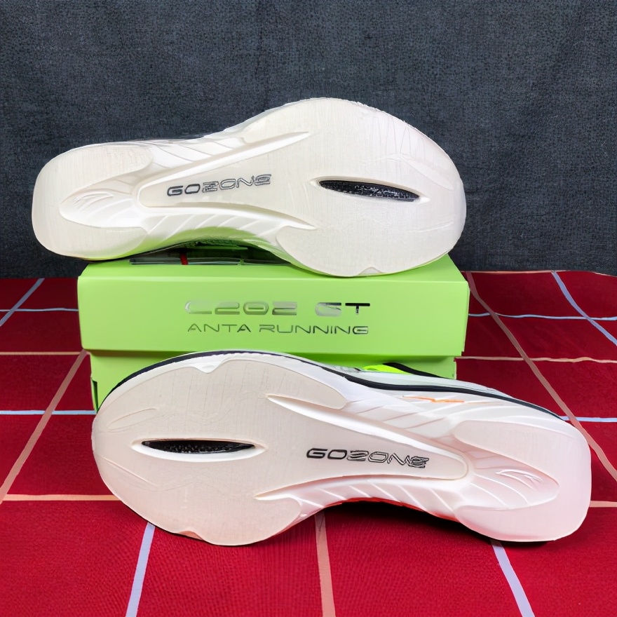 李宁超轻19和安踏跑鞋哪个好,公认脚感最好的10双国产跑鞋安踏