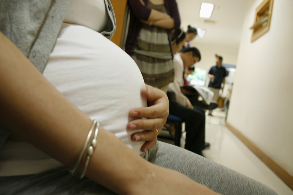 吵架导致羊水破，还好有一个宠溺和爱护我的老公，分娩这关这样过