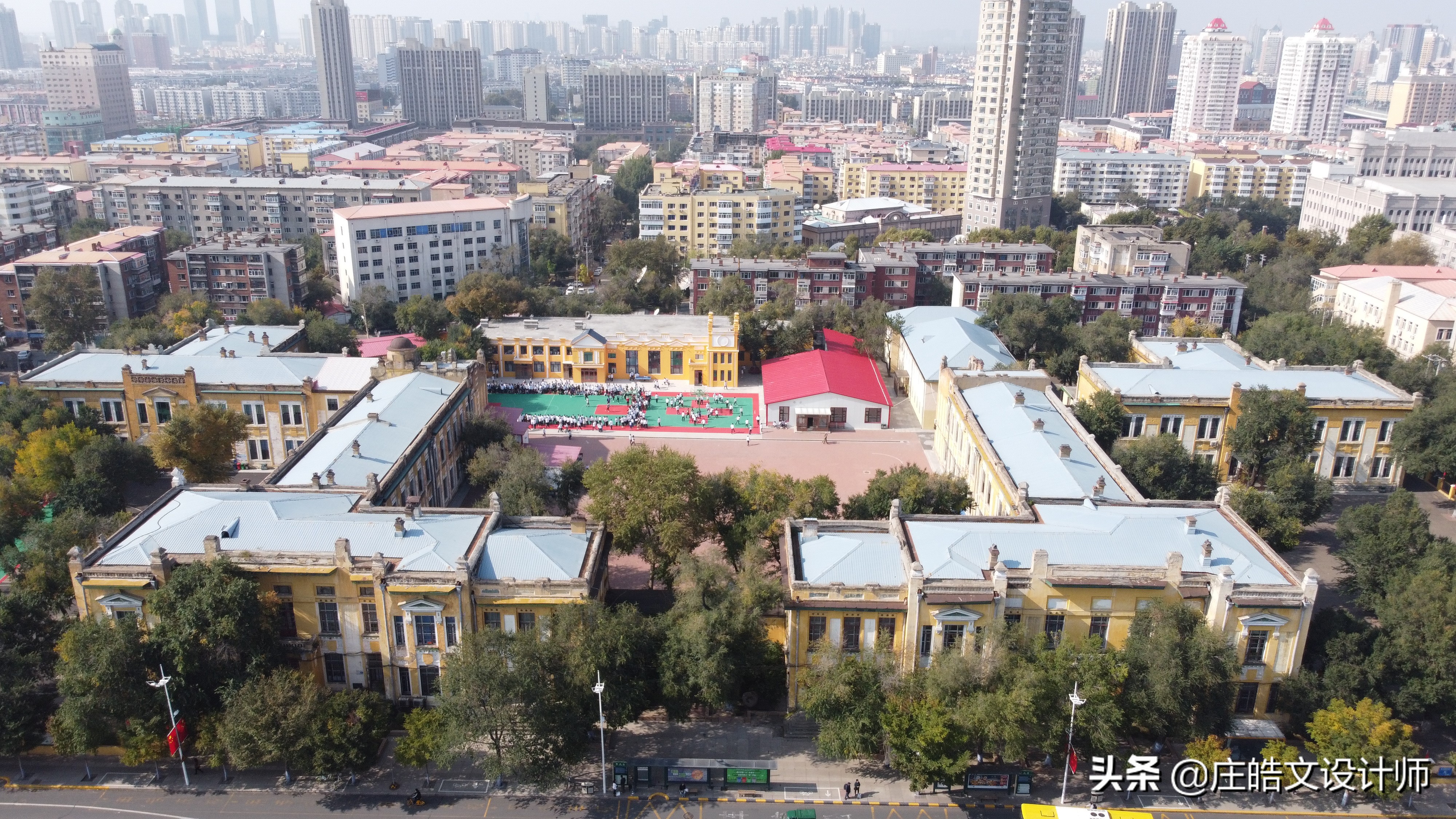 西大直街53号工大附中所在的百年建筑，曾经是哈尔滨第一所大学