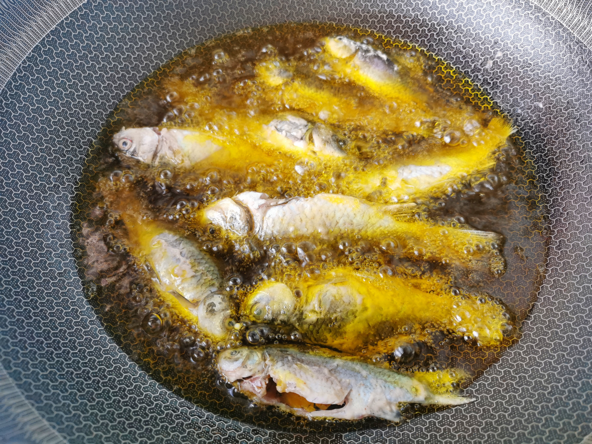 酥炸小鲫鱼怎么做不掉皮,炸小鲫鱼怎么做又酥又脆好吃