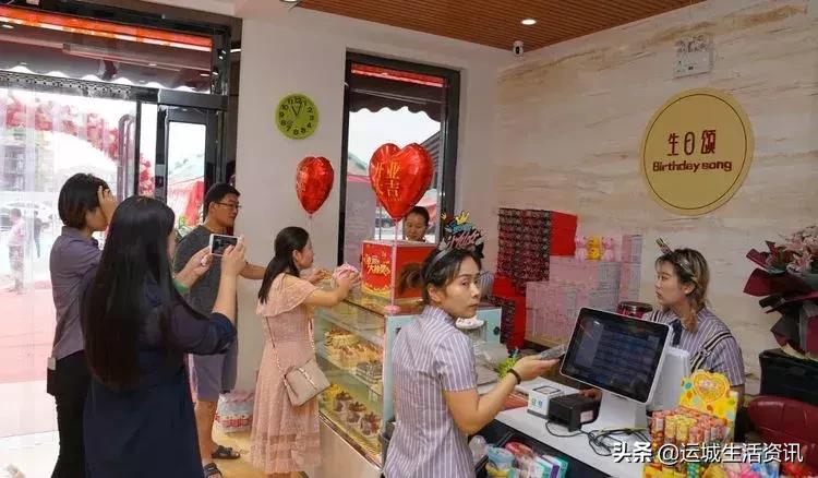 市民排队免费吃蛋糕：运城天鹅湾“生日颂烘焙”开业大酬宾