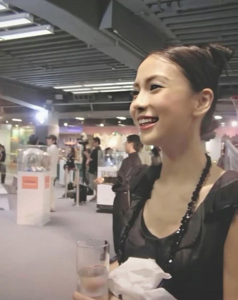 杨颖清纯直发视频烟熏妆,杨颖清纯直发图片剪刀手