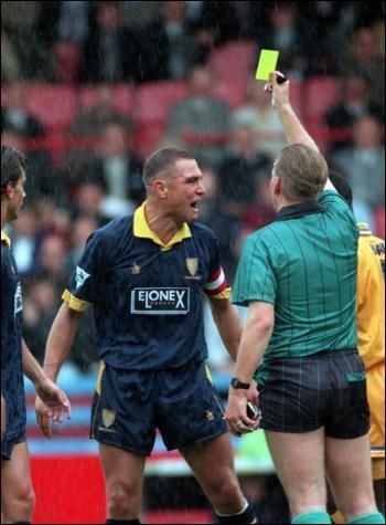 他是创下世界纪录的足坛大流氓，在电影中继续本色出演