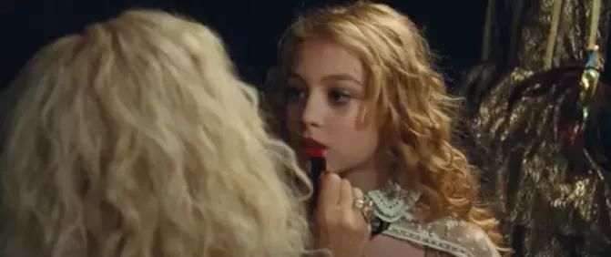 对着小孩的脸拍的视频,给孩子拍照事件