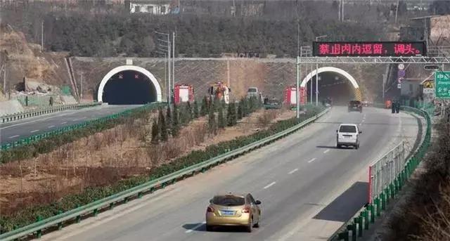 高速过隧道一定要注意这些标志,走高速隧道有禁行标志罚款吗
