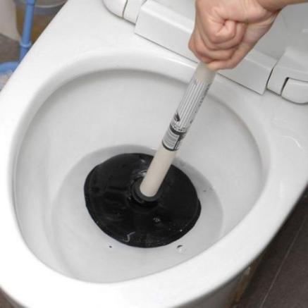 马桶被卫生纸堵了一夜会自己通吗,马桶被纸堵了你能用84消毒液吗