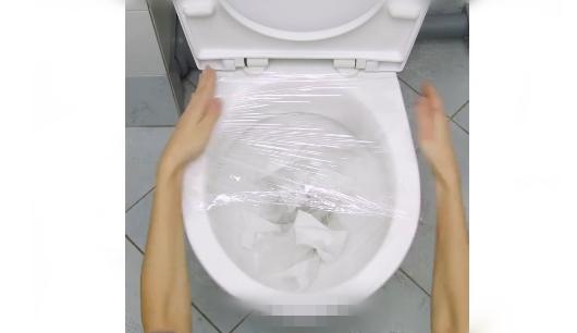 马桶被卫生纸堵了一夜会自己通吗,马桶被纸堵了你能用84消毒液吗