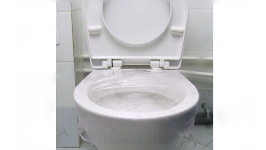 马桶被卫生纸堵了一夜会自己通吗,马桶被纸堵了你能用84消毒液吗