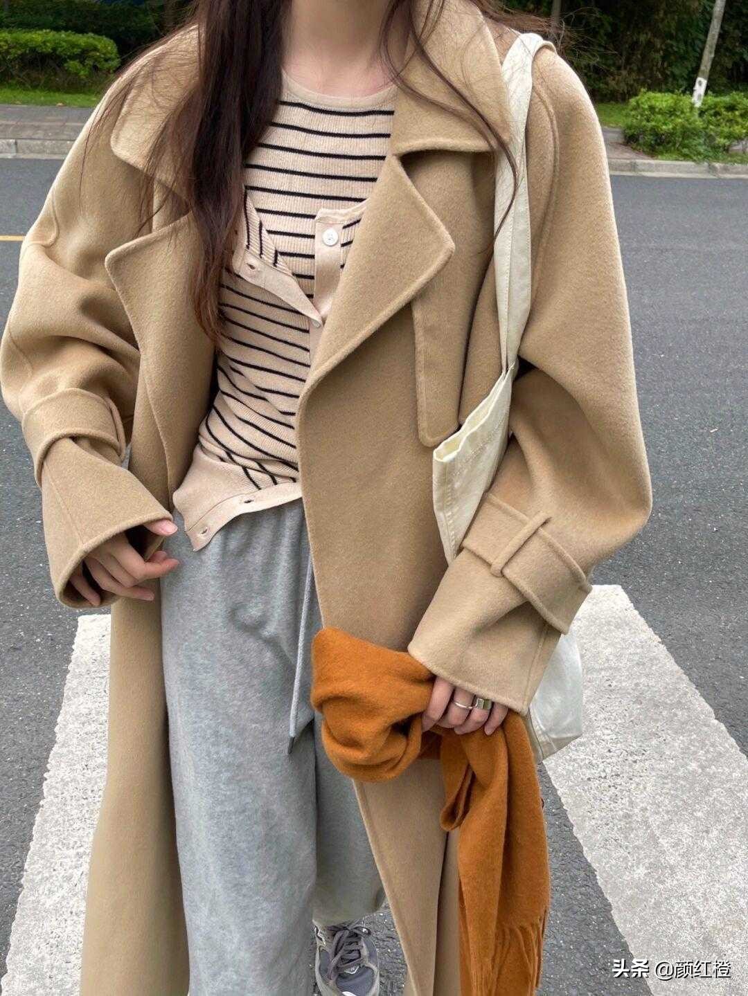 驼色长款大衣冬天怎么搭有女人味,冬季驼色大衣怎么搭配显年轻