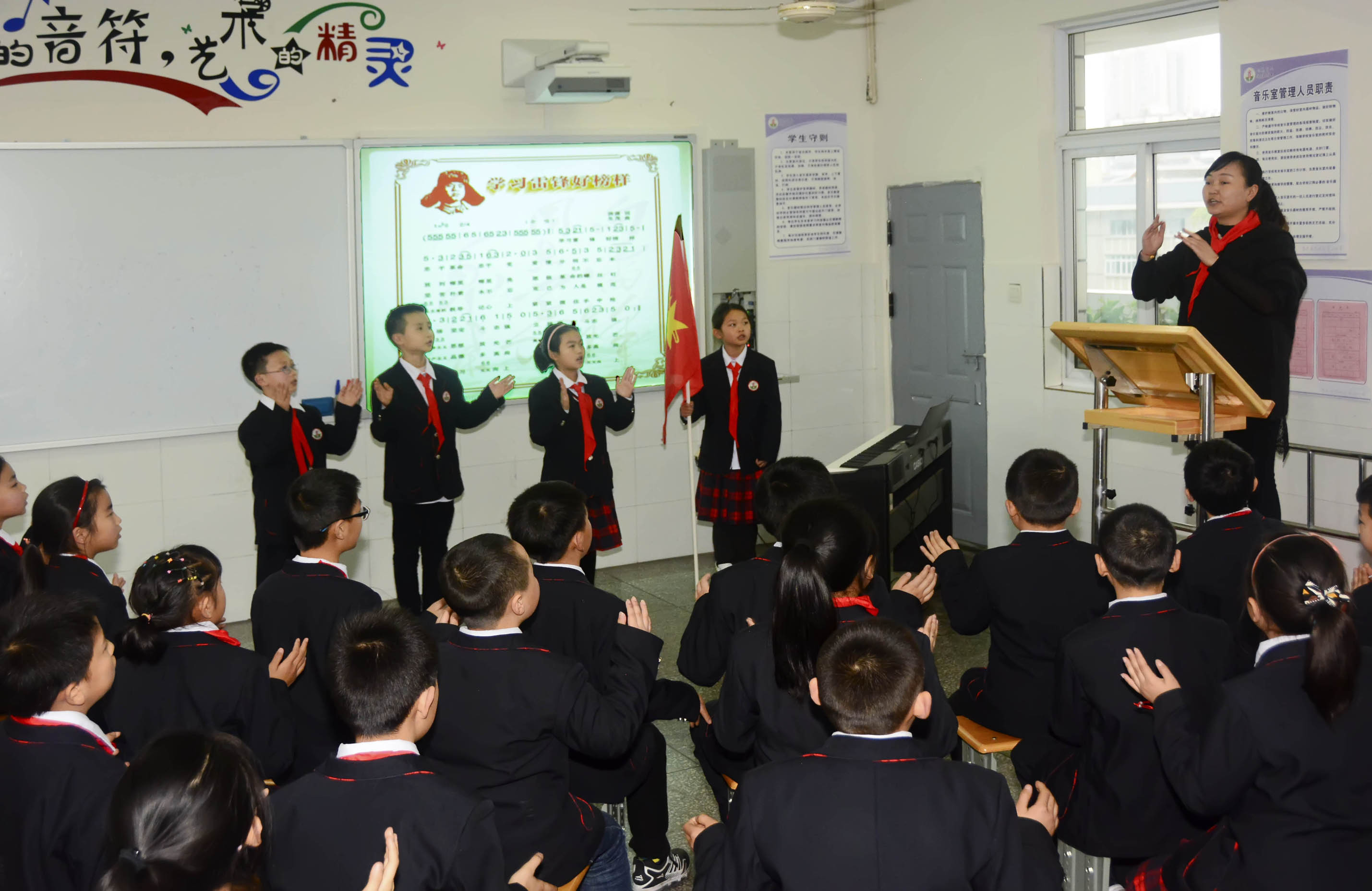 巴州区三小:三月春风暖人心雷锋精神照我行