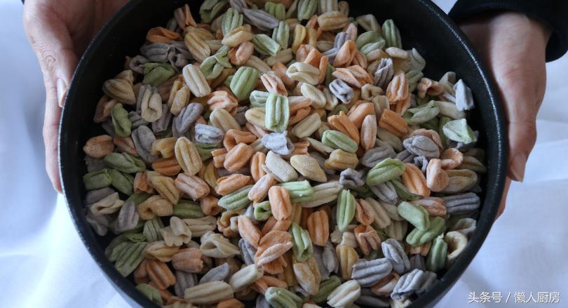 面粉秒变劲道面条好吃又易做,面粉做面条简单又快的方法