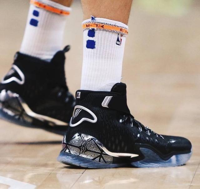 黑豹联名配色篮球鞋,安踏黑豹联名跑鞋