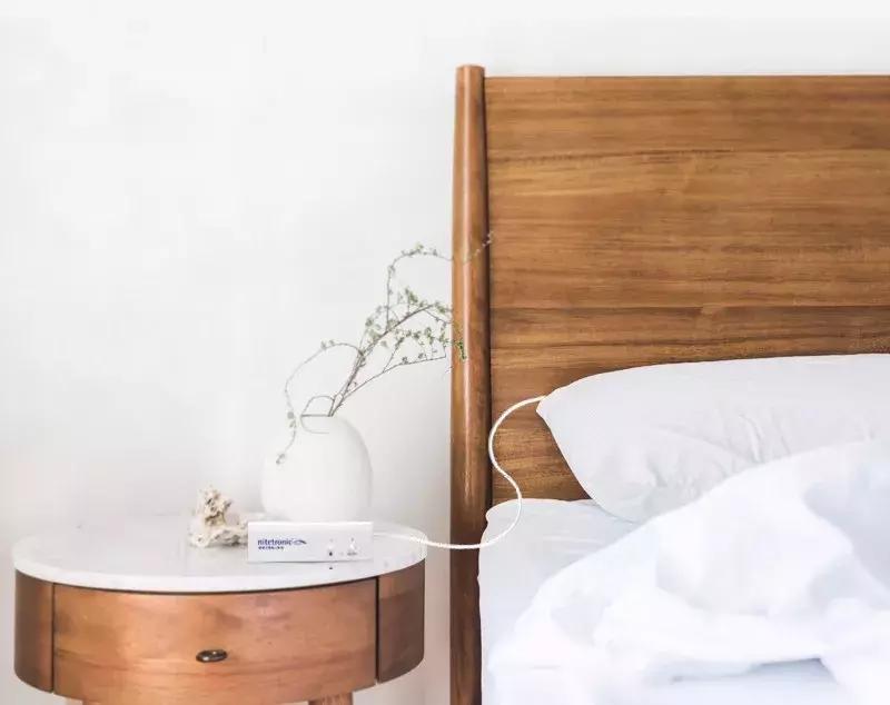 转一转头，枕边10年的鼾声消失了