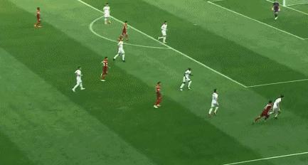 中超比赛角旗杆断裂，球员自己维修！网友：可以入选2018感动中国