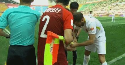 中超比赛角旗杆断裂，球员自己维修！网友：可以入选2018感动中国