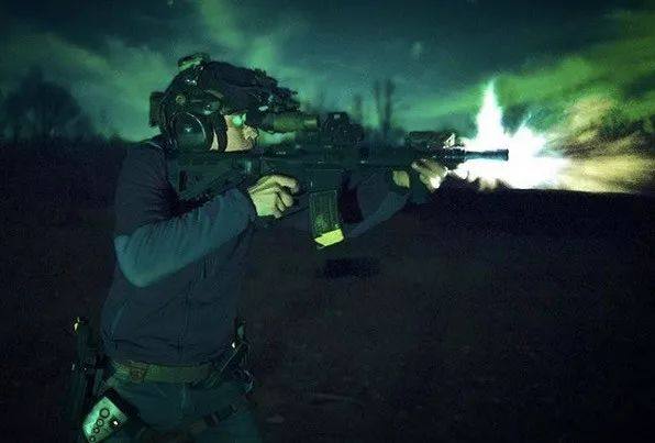 战术卢卡斯完整版,战术教父卢卡斯射击视频