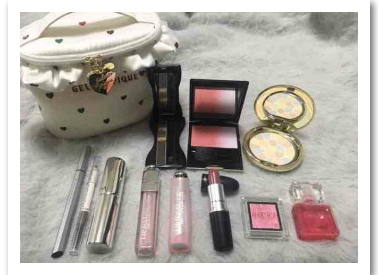 日本化妆包里面装什么东西,日本女生化妆包里有什么