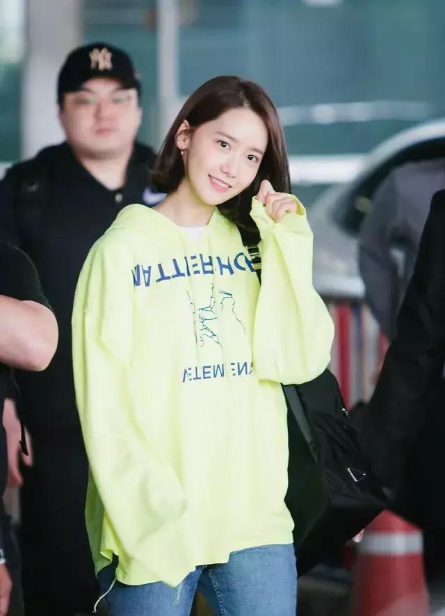 杨幂同款卫衣穿搭,杨幂同款卫衣如何搭配