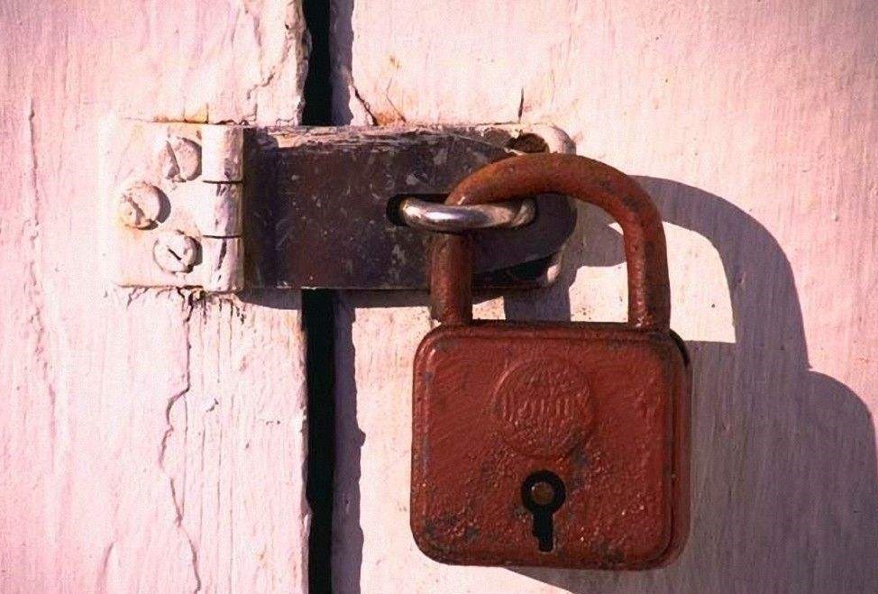 锁生锈了打不开怎么办,锁被雨淋了生锈了打不开