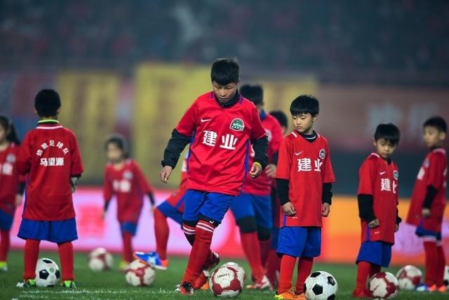 苏屯小学幼狼足球队——从破旧操场到“魔鬼主场”