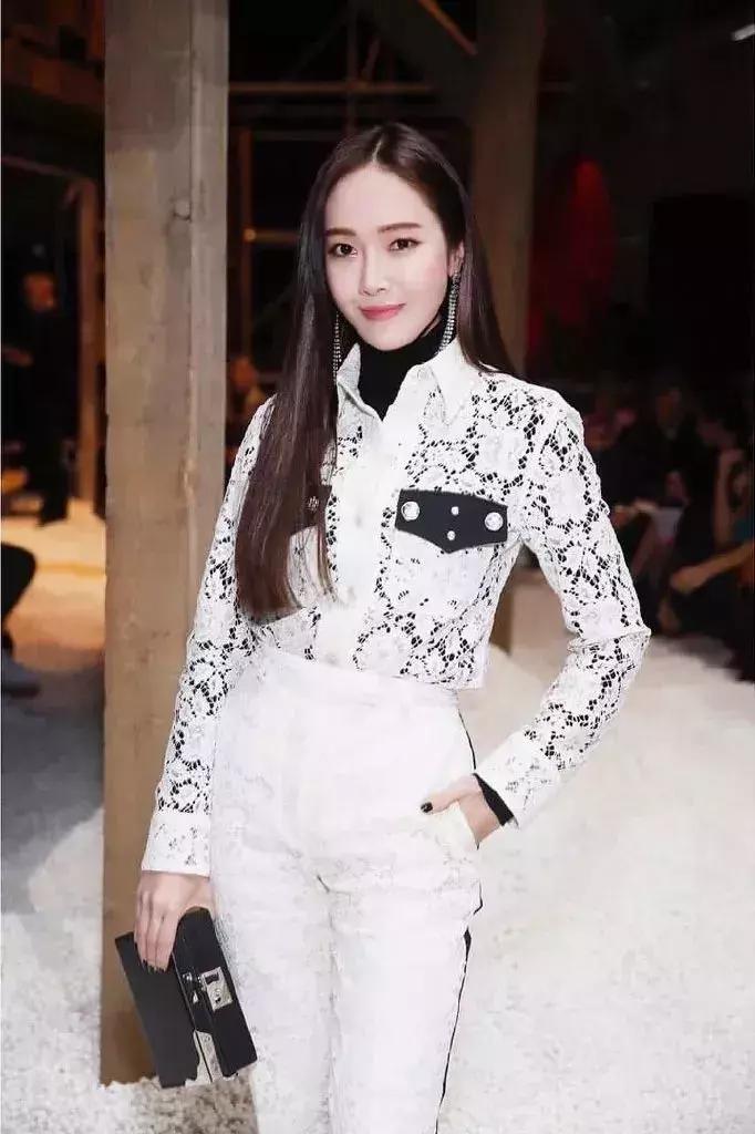 今年春天衬衫最新穿法，不时髦都不行，太有气质了