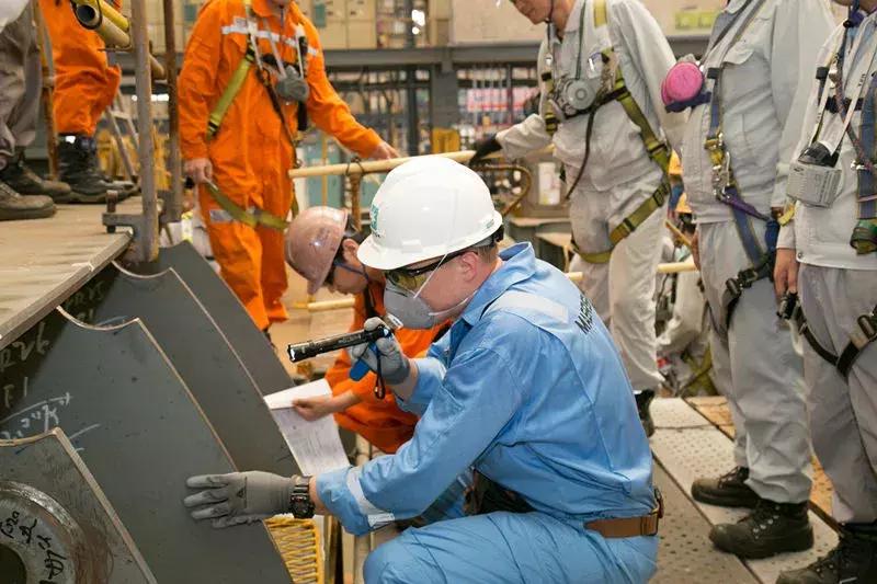 三星大船靠岸,一艘正在远航的轮船