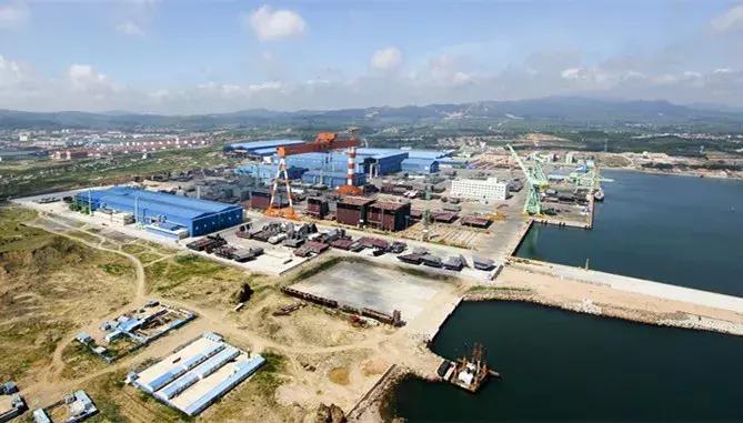 三星大船靠岸,一艘正在远航的轮船