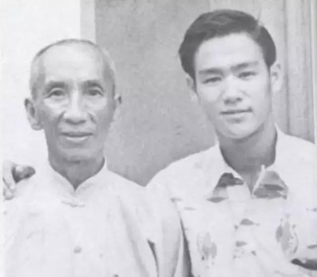 站着的霍金的照片,希拉里和霍金