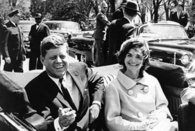 站着的霍金的照片,希拉里和霍金