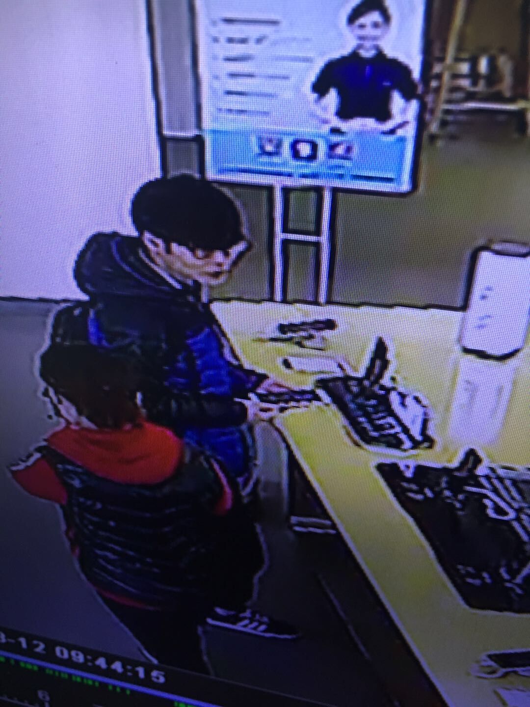 石家庄： 一小伙儿买手机多刷3899元 店铺找你退钱啦