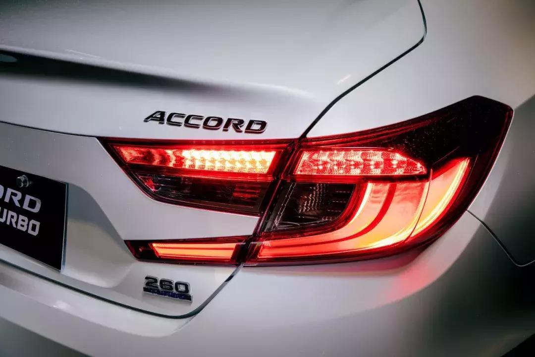 新雅阁2022款对比十代雅阁,新雅阁2022款对比十代雅阁颜值